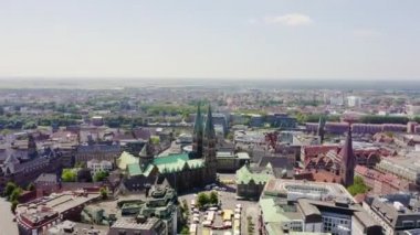 Bremen, Almanya. Bremen'in tarihi kısmı, eski şehir. Bremen Katedrali ( St Petri Dom Bremen ). Uçuşta görüntüle. 4k