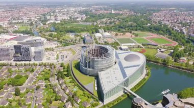 Strasbourg, Fransa. Binaların kompleksi Avrupa Parlamentosu, Avrupa İnsan Hakları Mahkemesi ve Avrupa Sarayı 'dır. 4K