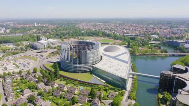 Στρασβούργο, Γαλλία. Το συγκρότημα κτιρίων είναι το Ευρωπαϊκό Κοινοβούλιο, το Ευρωπαϊκό Δικαστήριο Ανθρωπίνων Δικαιωμάτων, το Παλάτι της Ευρώπης. 4K — Αρχείο Βίντεο