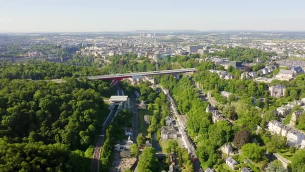 Luxemburgo, Centro histórico de la ciudad por la mañana. Pont Rouge. 4K — Vídeos de Stock