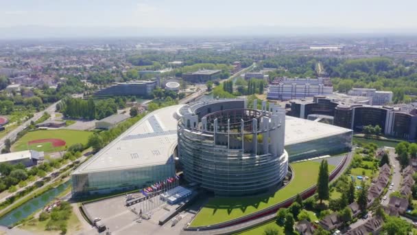 Štrasburk, Francie. Komplex budov je Evropský parlament, Evropský soud pro lidská práva, Palác Evropy. 4K — Stock video