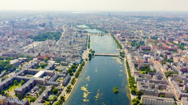 Kopenhag, Danimarka. Şehrin merkezi tarihi bölümü, şehir çatıları ve Kopenhag gölleri. Havadan görünüm, Havadan Görünüm 
