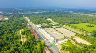 Monza, İtalya - 6 Temmuz 2019: Autodromo Nazionale Monza İtalya 'nın Monza kenti yakınlarında, Milano' nun kuzeyinde bir yarış pisti. Formula 1 Grand Prix 'nin yeri. Havadan, Hava Görüntüsü 