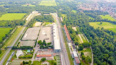 Monza, İtalya - 6 Temmuz 2019: Autodromo Nazionale Monza İtalya 'nın Monza kenti yakınlarında, Milano' nun kuzeyinde bir yarış pisti. Formula 1 Grand Prix 'nin yeri. Havadan, Hava Görüntüsü 