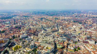 Milan, İtalya. Şehrin havadan manzaralı çatıları. Bulutlu hava, Hava Görünümü 