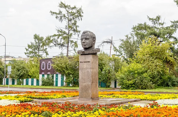Rusia, Irkutsk - 25 de julio de 2018: Monumento a Yuri Gagarin. La f — Foto de Stock