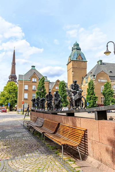 Vasteras, Suecia. Monumento con ciclistas Aseaastrmmen —  Fotos de Stock