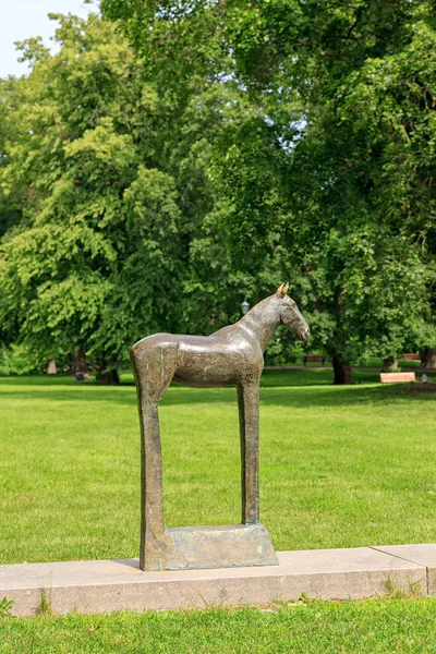 Вастерас, Швеция - 23 июня 2019 года: скульптура лошади в парке Васа  ( — стоковое фото