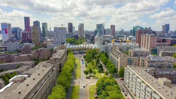 荷兰鹿特丹- 2019年7月1日：全景城市商业区。 立方房屋. Kijk-Kubus和Markthol, Aerial View — 图库照片