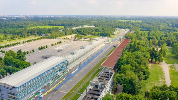 Monza, İtalya - 6 Temmuz 2019: Autodromo Nazionale Monza İtalya 'nın Monza kenti yakınlarında, Milano' nun kuzeyinde bir yarış pisti. Formula 1 Grand Prix 'nin yeri. Havadan, Hava Görüntüsü — Stok fotoğraf