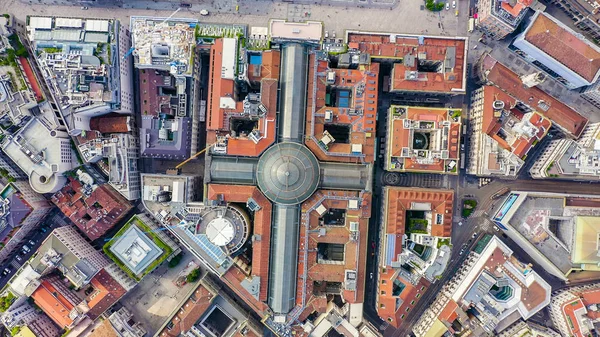 Mailand, Italien. Galerie des Siegers emanuel ii 1865-1877 Baujahr. Dächer der Stadt Luftaufnahme, Luftaufnahme, Head-over-shot — Stockfoto