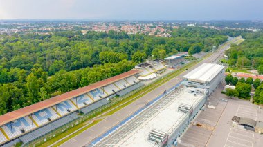 Monza, İtalya - 6 Temmuz 2019: Autodromo Nazionale Monza İtalya 'nın Monza kenti yakınlarında, Milano' nun kuzeyinde bir yarış pisti. Formula 1 Grand Prix 'nin yeri. Havadan, Hava Görüntüsü 