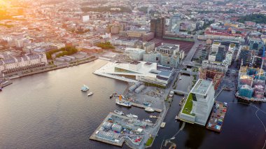 Oslo, Norveç. Gün batımında şehir manzarası. Arka ışık. Şehrin orta kısmı. Oslo Opera Binası. Operahuset Oslo, Drone'dan 