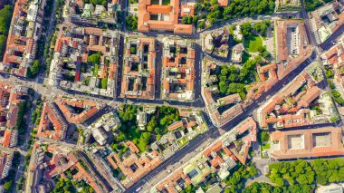 Milan, İtalya. Şehrin havadan manzaralı çatıları. Bulutlu hava, Hava Görünümü, Görüntü Yönü 
