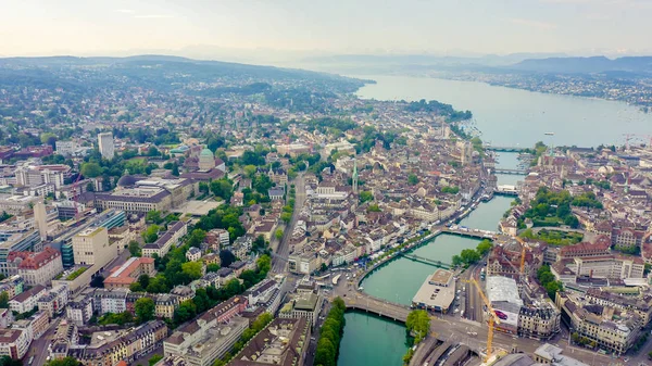 Zürich, Schweiz. Stadtpanorama aus der Luft. Blick auf den Zürichsee. Limmatfluss-Ablaufstelle, Luftaufnahme — Stockfoto