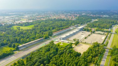 Monza, İtalya - 6 Temmuz 2019: Autodromo Nazionale Monza İtalya 'nın Monza kenti yakınlarında, Milano' nun kuzeyinde bir yarış pisti. Formula 1 Grand Prix 'nin yeri. Havadan, Hava Görüntüsü 