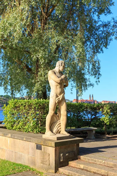 Estocolmo, Suecia. Esculturas de piedra en un parque en una plaza cerca de t — Foto de Stock