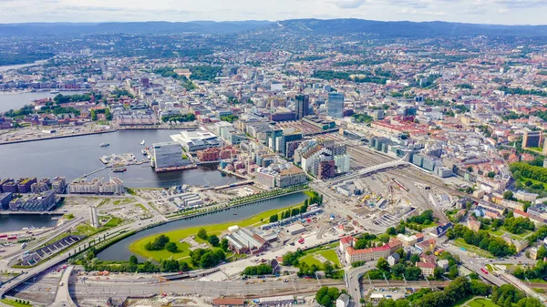 Oslo, Noruega. Centro de la ciudad desde el aire. Fiordo de Oslo en bancarrota. Ópera de Oslo, desde el dron — Foto de Stock
