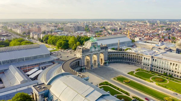 Brüksel, Belçika. Ellinci Yıldönümü Parkı. Park Senkantoner. Brüksel Arc de Triomphe (Brüksel Kapısı), Havadan Görünüm — Stok fotoğraf