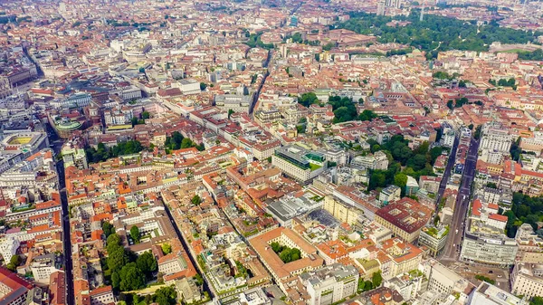 Milánó, Olaszország. A város légi felvételeinek teteje. Felhős időjárás, légi kilátás — Stock Fotó