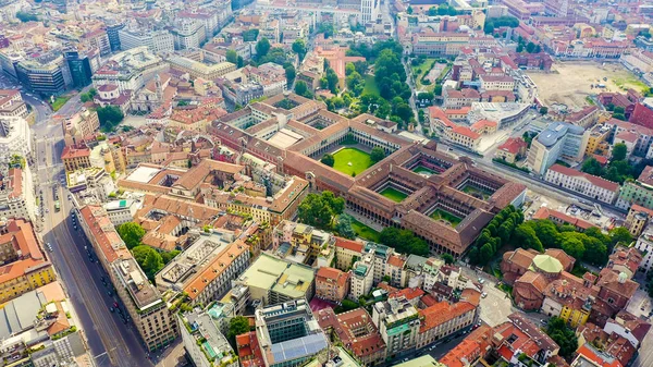 Mediolan, Włochy. Uniwersytet Mediolański. Dachy z widokiem na miasto, Widok z lotu ptaka — Zdjęcie stockowe