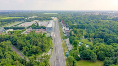 Monza, İtalya - 6 Temmuz 2019: Autodromo Nazionale Monza İtalya 'nın Monza kenti yakınlarında, Milano' nun kuzeyinde bir yarış pisti. Formula 1 Grand Prix 'nin yeri. Havadan, Hava Görüntüsü 