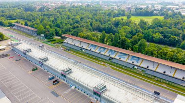 Monza, İtalya - 6 Temmuz 2019: Autodromo Nazionale Monza İtalya 'nın Monza kenti yakınlarında, Milano' nun kuzeyinde bir yarış pisti. Formula 1 Grand Prix 'nin yeri. Havadan, Hava Görüntüsü 