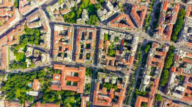Milan, İtalya. Şehrin havadan manzaralı çatıları. Bulutlu hava, Hava Görünümü, Görüntü Yönü 