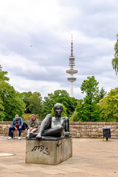 Hamburg, deutschland - 27. juni 2019: skulptur liegende ist das werk — Stockfoto