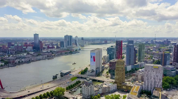 荷兰鹿特丹- 2019年7月1日：有摩天大楼的市中心空中景观，空中景观 — 图库照片
