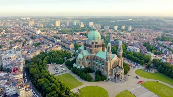 Bruxelles, Belgique. Basilique nationale du Sacré-Cœur. Tôt le matin, Vue aérienne — Photo