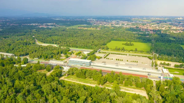 蒙扎（意大利语：Modromo Nazionale Monza）是意大利蒙扎市附近的一条赛道，位于米兰北部。 一级方程式赛车大奖赛的场地 从空中看，空中看 — 图库照片
