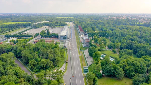 Monza, Italia - 6 de julio de 2019: Autodromo Nazionale Monza es una pista de carreras cerca de la ciudad de Monza en Italia, al norte de Milán. Lugar del Gran Premio de Fórmula 1. Desde el aire, Vista aérea — Foto de Stock