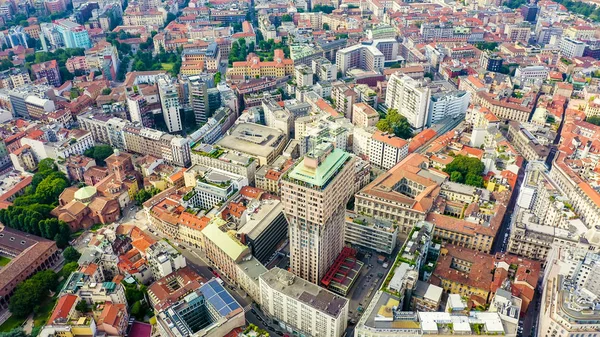 ミラノ、イタリア。市内中心部の超高層ビル都市の空の景色、空の景色の屋根 — ストック写真