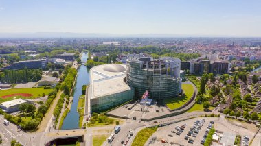 Strasbourg, Fransa. Binaların kompleksi Avrupa Parlamentosu, Avrupa İnsan Hakları Mahkemesi, Avrupa Sarayı, Havadan Bakış 