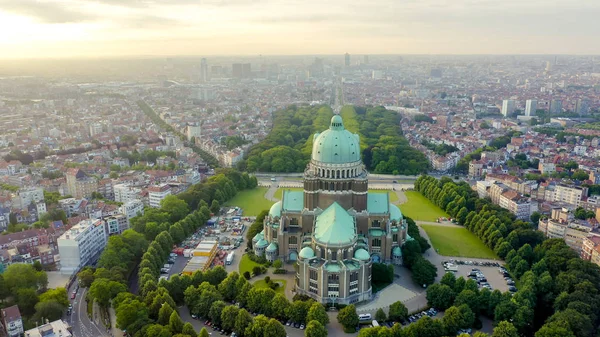 Bruselas, Bélgica. Basílica Nacional del Sagrado Corazón. Temprano en la mañana, Vista aérea — Foto de Stock