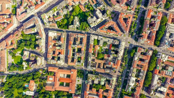 Mailand, Italien. Die Dächer der Stadt aus der Luft. Bewölktes Wetter, Luftaufnahme, Kopf über Kopf — Stockfoto