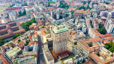 Milan, İtalya. Şehir merkezinde bir gökdelen. Şehrin çatıları, hava manzarası, hava manzarası. 