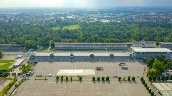 Monza, Włochy - 6 lipca 2019: Autodromo Nazionale Monza - tor wyścigowy w Monzie, we Włoszech, na północ od Mediolanu. Miejsce Grand Prix Formuły 1. Z powietrza, z lotu ptaka — Zdjęcie stockowe