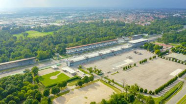 Monza, İtalya - 6 Temmuz 2019: Autodromo Nazionale Monza İtalya 'nın Monza kenti yakınlarında, Milano' nun kuzeyinde bir yarış pisti. Formula 1 Grand Prix 'nin yeri. Havadan, Hava Görüntüsü 