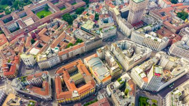 Milan, İtalya. Şehrin havadan manzaralı çatıları. Bulutlu hava, Hava Görünümü 