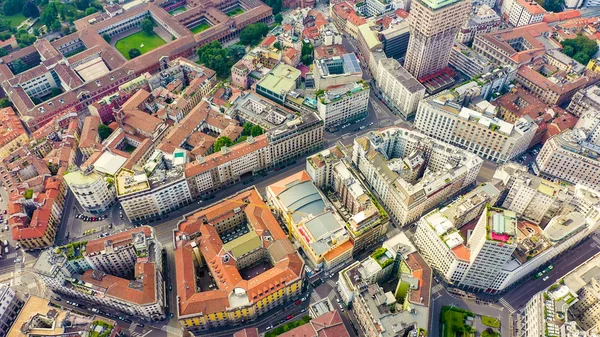Μιλάνο, Ιταλία. Οι ταράτσες της πόλης έχουν θέα από ψηλά. Συννεφιασμένος καιρός, Αεροφωτογραφία — Φωτογραφία Αρχείου