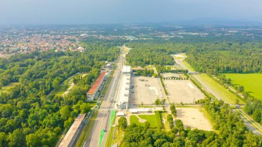 Monza, İtalya - 6 Temmuz 2019: Autodromo Nazionale Monza İtalya 'nın Monza kenti yakınlarında, Milano' nun kuzeyinde bir yarış pisti. Formula 1 Grand Prix 'nin yeri. Havadan, Hava Görüntüsü 