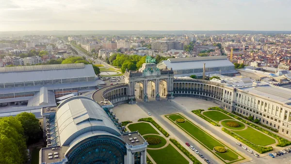 Brüksel, Belçika. Ellinci Yıldönümü Parkı. Park Senkantoner. Brüksel Arc de Triomphe (Brüksel Kapısı), Havadan Görünüm — Stok fotoğraf