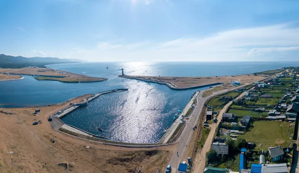 Rusya, Baykal Gölü. Gölün kıyısındaki deniz feneri. Mo