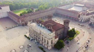 Torino, İtalya. Şehrin üzerinde uçuş. Tarihi merkez, üst görünüm. Palazzo Mona. 4K