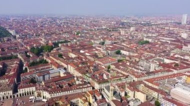Torino, İtalya. Şehrin üzerinde uçuş. Tarihi merkez, üst görünüm. 4K