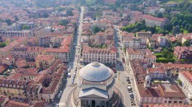 Torino, İtalya. Şehrin üzerinde uçuş. Katolik Kilisesi Gran Madre Di Dio. 4K