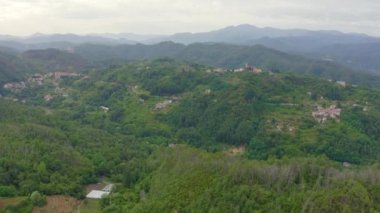 İtalya. Orman, dağlarla ve villalarla kaplıydı. Liguria Bölgesi 'ndeki Pignone bölgesi, La Spezia ili' ne bağlı. 4K