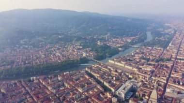 Torino, İtalya. Şehrin üzerinde uçuş. Tarihi merkez, üst görünüm. 4K